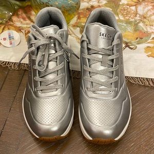 Skechers shoes  air cooled memory  foam size 9